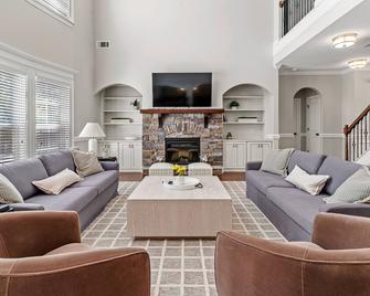 15-Guest Home with Pool, Close to Augusta Masters Golf Retreat - Evans - Living room