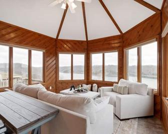 Lake Mansion On The Hill wPanoramic Views & Dock - Lynchburg - Sala de estar