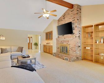 Spacious 4-bedroom Home - Yuba City - Sala de estar