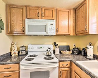 Studio in College Station with Expansive Deck! - College Station - Kitchen