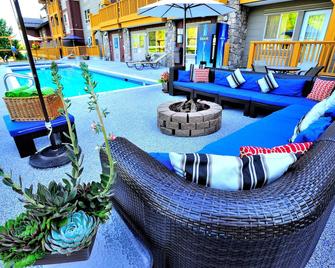 Pemberton Valley Lodge - Pemberton - Pool