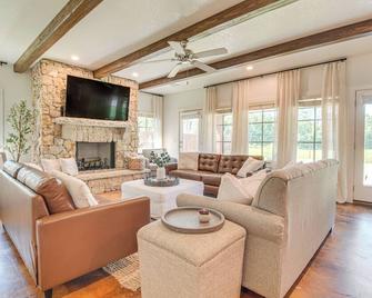 Grand Lake Home w/ Community Pool, Dock, & Fishing - Vinita - Living room