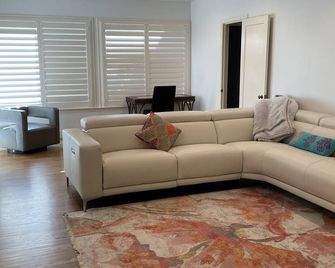 Spectacular 3-Bedroom House in Land Park - סקרמנטו - סלון