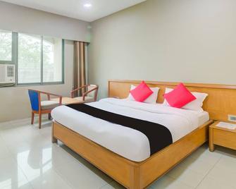 Capital O 45621 Tuliipstays Hotel Ashok Bhiwandi - Bhiwandi - Bedroom