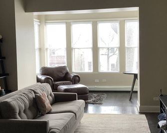 Steps from the “L” train to Wrigley & Downtown - Chicago - Living room