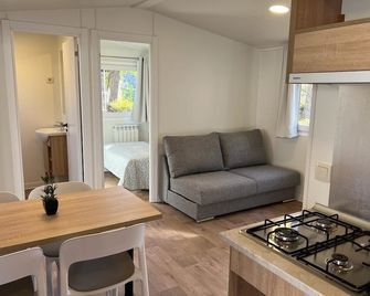 Bungalows & Albergue La Playa - Logroño - Living room