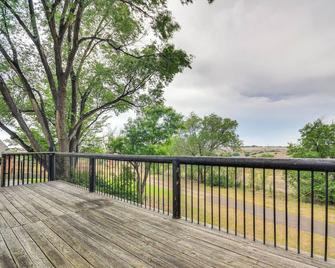 Remote Texas Retreat Hot Tub, Deck, Grill! - Dalhart - Balkón