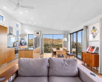 Aqua Beach House - Moggs Creek - Living room