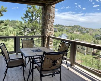 Mountain Retreat Near Red Rocks -Private Deck -Mountain Views - Hike, Bike, Ski - Golden - Balcony