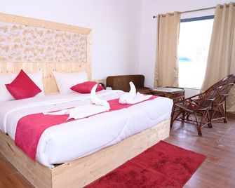 Friendship Inn Hotel & Resort - Barkot - Bedroom