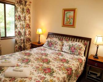 Lake Eacham Tourist Park & Cabins - Yungaburra - Bedroom