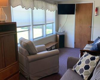 Charming, Lakefront Cottage With Mountain Views - North Hero - Living room