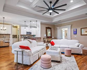 Luxury Golf Course Retreat in the Crawfordville, 2 bedroom sleeps up to 8 - Crawfordville - Living room