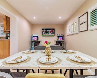 Tropical Getaway | Private Pool | Ace Location - Tampa - Salle à manger