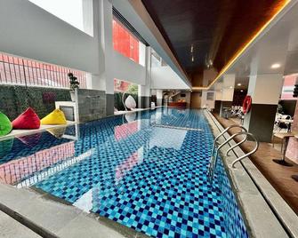 Hotel Elizabeth Ambon - Амбон - Басейн