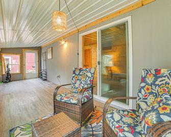 Oscoda Cabin with Charcoal Grill Walk to Lake Huron - Oscoda - Living room