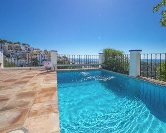 Beautiful 3 Bed Town House with private pool in Exclusive La Heredia - Benahavis - Zwembad