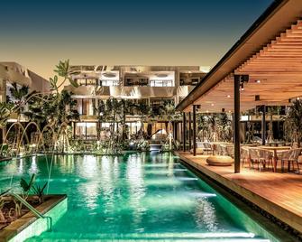 Stay Wellbeing & Lifestyle Resort (Sha Plus+) - Phuket - Piscine