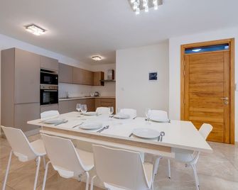 Cosy Apartment Steps to St George's Bay - Is-Swieqi - Salle à manger
