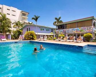 Caravella Backpackers - Cairns - Pool