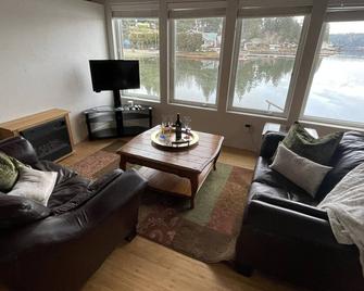The Mushroom Patch Cabin - Union - Living room