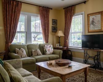 Magnolia Court Suites - Beaufort - Living room