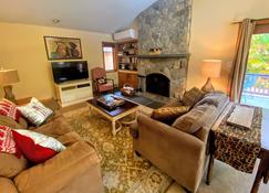 O14 Slopeside Bretton Woods cottage with AC, large patio and private yard! Walk to slopes! - Carroll - Wohnzimmer