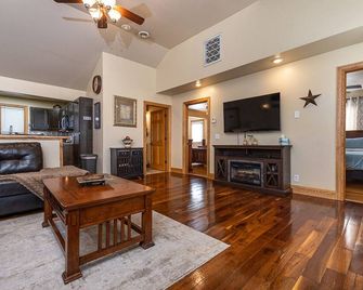 Jacuzzi Suite 2 Queen Beds Private And Romantic! - Dubuque - Living room