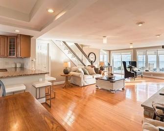 Waterfront Retreat | Lake Ontario Views | Deck - Hilton - Living room