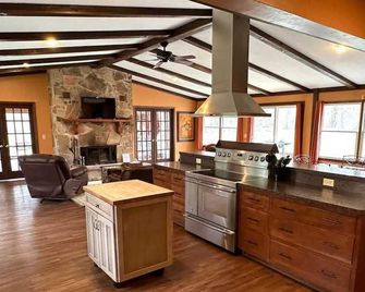 27 Acre Wine Country Estate - Austinburg - Keuken