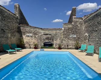 1854 Chassors- Charente gîte - 4- heated pool & Jacuzzi, amazing facilities - Chassors - Piscina