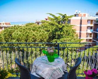English Inn Rooms - Sorrento - Balcony