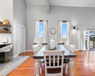 Home Away From Home: From Abandoned to Luxurious! - Columbus - Essbereich