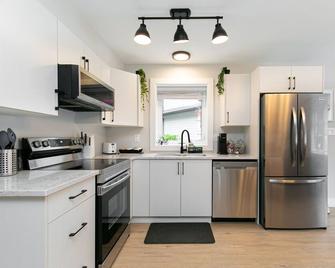 Stylish 1 Bedroom Suite with Lake Access - Victoria - Kitchen