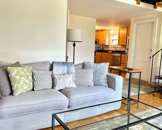 Superb location, Updated Apartment with Lake View - Burlington - Living room