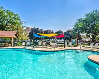 Lakefront Port Clinton Condo with Boat Dock and Slip! - Port Clinton - Басейн