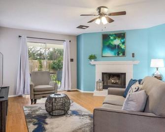 Leisurely Leander Home Perfect For Large Families! - Leander - Living room
