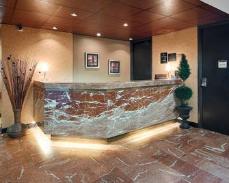 SureStay by Best Western Charlotte Matthews - Charlotte - Front desk