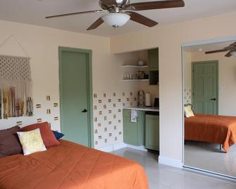 The Green Door Bungalow - Naples - Bedroom