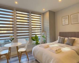 in the heart of London city, a comfortable self-contained studio flat! - London - Bedroom