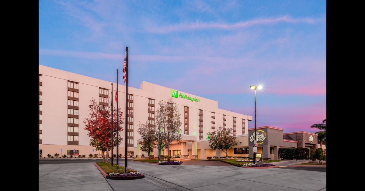 Holiday Inn La Mirada, La Mirada, CA Compare Deals