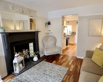 Cosy Welsh Cottage - 1 min walk from town centre - Crickhowell - Living room