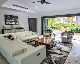 Swaying Palm Beach House - Fort Lauderdale - Living room