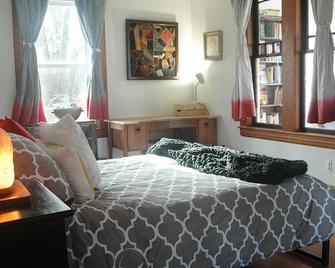 Unique Artists' Home + Sunporch Gallery - Read - Cook - Relax - Billerica - Bedroom