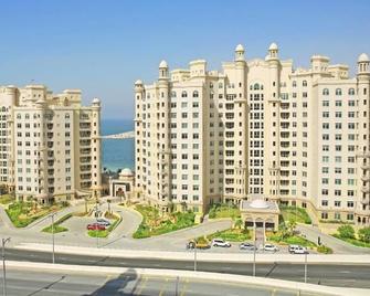 Royal Club at Palm Jumeirah - Dubai - Building