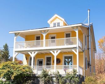 Deer Lake Lodge: A Historic Gem - South River - Edificio
