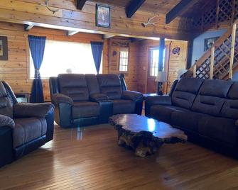 Cabin Getaway with Beautiful Views and Sleep with Elk - Pine - Living room