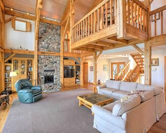 Gorgeous Charlevoix Home on Lake Michigan! - Charlevoix - Sala de estar