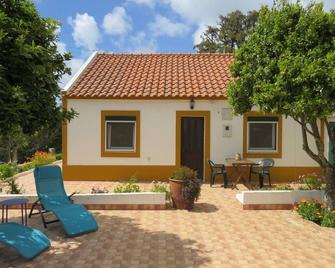 Welcome to Casa Antonie–Sarita, our quaint 2-bedroom home in Cercal do Alentejo. - Cercal (Setubal) - Patio