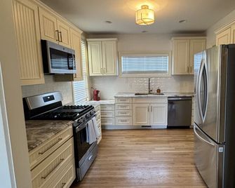 Remodeled Downtown Historic Home, close to beach, McMorran, Marina - Port Huron - Kitchen